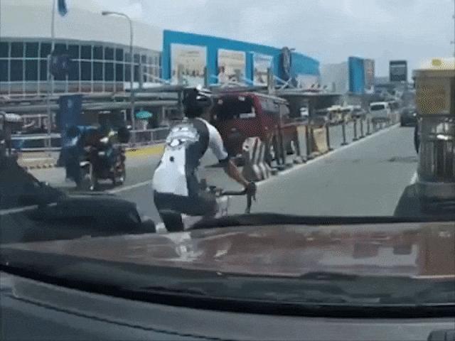 Thế giới xe - Video: Xe đạp nhận "cái kết đắng" khi lấn đường của ô tô