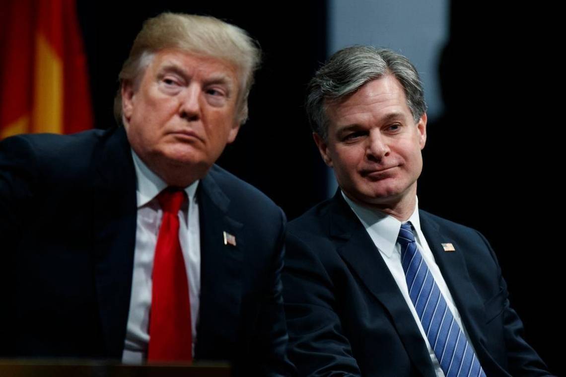 Ông Christopher Wray – Giám đốc Cục Điều tra Liên Bang Mỹ - và Tổng thống Trump (ảnh: AP)