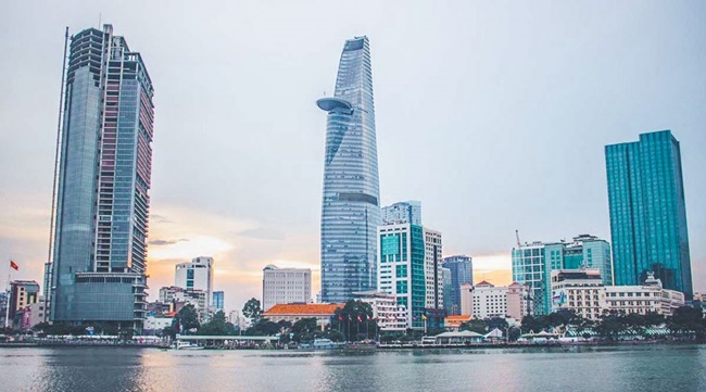 Một tòa tháp khác cũng từng gây ấn tượng với kiến trúc độc đáo là tòa tháp tài chính Bitexco ở quận 1, Tp.HCM. Lúc khánh thành, đây là tòa nhà cao nhất Việt Nam, nhưng sau đó Lanmark 72 đã "soán ngôi".
