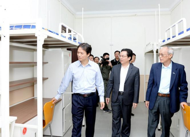 PGS. Phạm Hồng Chương, hiệu trưởng cùng các lãnh đạo trong trường thăm khu KTX