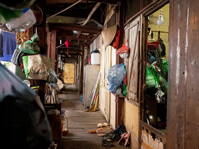Tin tức trong ngày - Bên trong khu tập thể gỗ "chờ sập" lọt thỏm giữa Thủ đô có gì?
