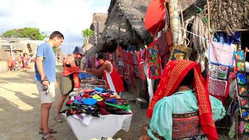 Phụ nữ Guna có thể kiếm được thu nhập đáng kể nhờ bán các bộ mola thêu phức tạp và vòng winis.