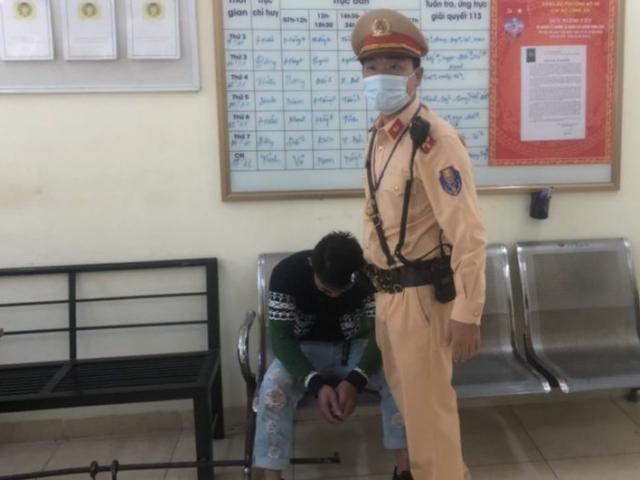 Tin tức trong ngày - Thanh niên đứng trên lan can cầu gọi liên tiếp tên người yêu, đòi tự tử