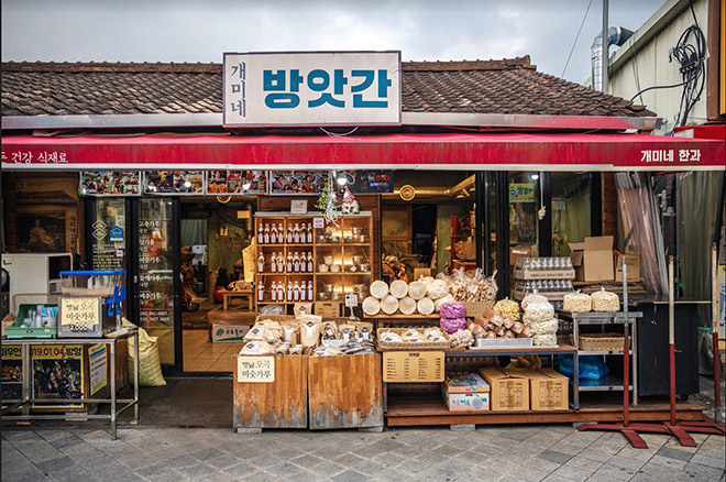 Cửa hàng bán đồ truyền thống Hàn Quốc lưu giữ nét cổ xưa tại chợ Songjeong