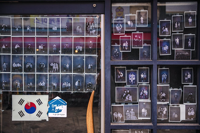 Hiệu ảnh đen trắng lưu giữ nét hoài niệm tại chợ ga Songjeong