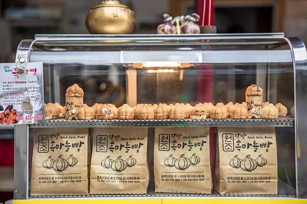 Món bánh mì tỏi đen với hình dạng như những tép tỏi