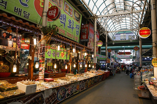 Khung cảnh sầm uất của chợ Cheongju Yukgeori