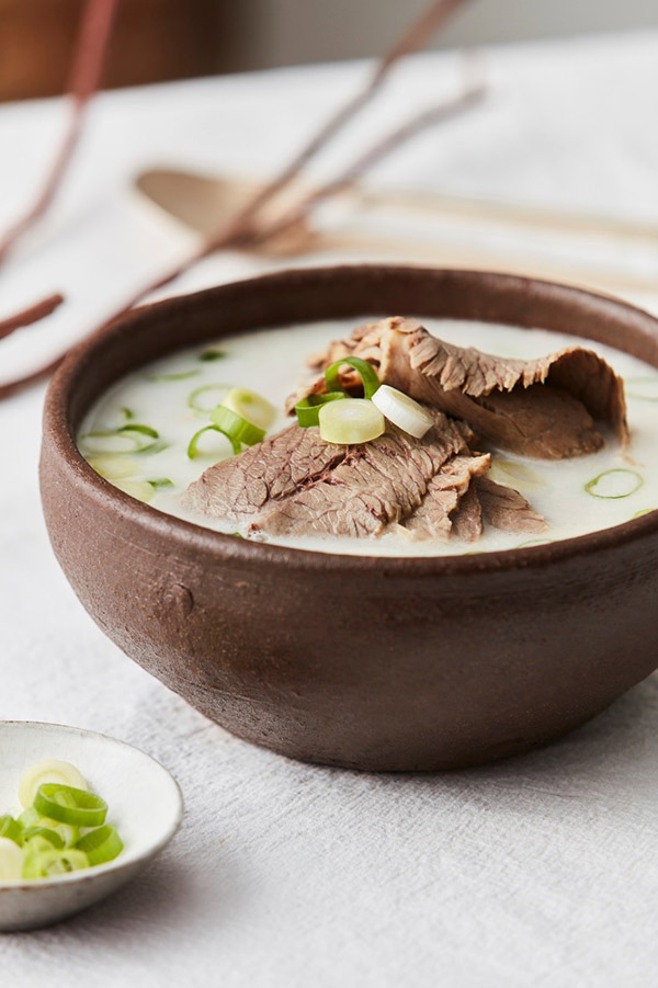 Món súp xương bò seolleongtang hấp dẫn