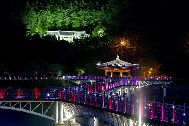 Cầu Woryeonggyo lung linh trong ánh sáng