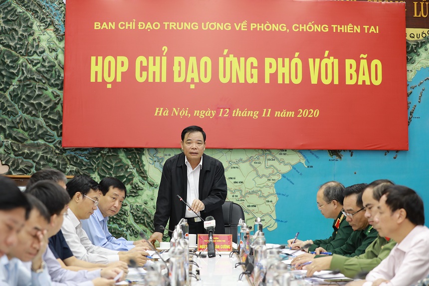 Ông Nguyễn Xuân Cường - Bộ trưởng Nông nghiệp và Phát triển Nông thôn chủ trì cuộc họp ứng phó bão số 13.