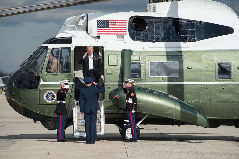 Tổng thống Trump trên chiếc trực thăng Marine One nổi tiếng được chính phủ Mỹ cấp cho (ảnh: People)