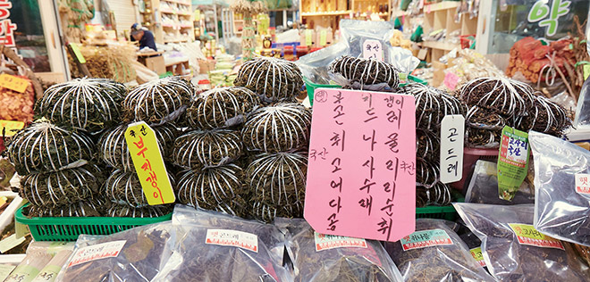 Thảo dược được bày bán tại chợ Jeongseon Arirang