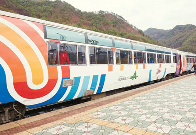 Tàu hỏa đi đến chợ Jeongseon Arirang