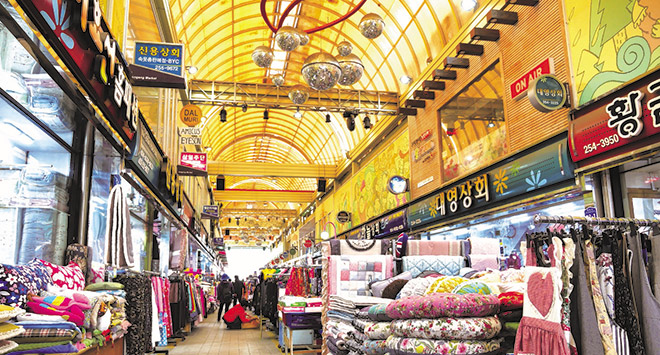 Đa dạng các mặt hàng dược bày bán tại chợ Jungang Chuncheon