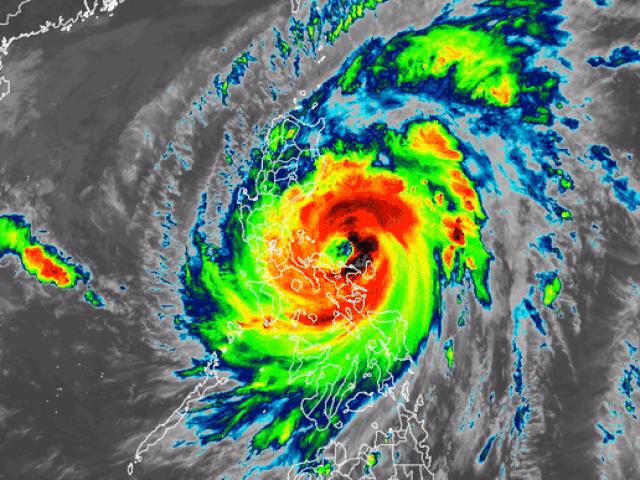 Tin tức trong ngày - Video đường đi khó lường của bão Vamco giật cấp 15 hướng vào miền Trung