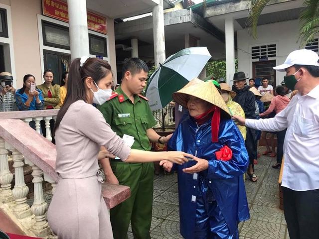 Hoài Linh "chốt sổ" quyên góp ủng hộ miền Trung, cách làm khác biệt với Thủy Tiên - 2