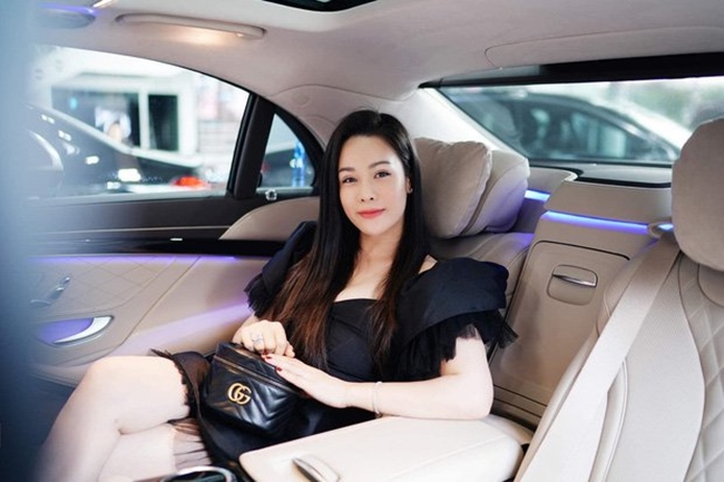 Đúng dịp sinh nhật tuổi 35 vào giữa tháng 8 vừa qua, Nhật Kim Anh tự thưởng cho bản thân chiếc xế hộp Mercedes S450 Luxury trị giá gần 5 tỉ đồng. 
