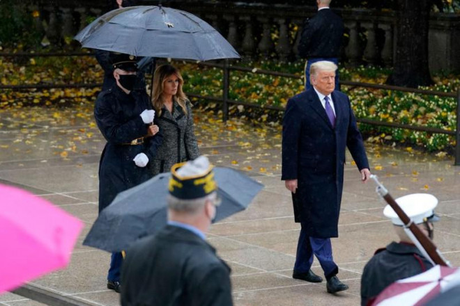 Tổng thống Mỹ Donald Trump (phải) cùng đệ nhất phu nhân Mỹ dự lễ tưởng niệm ngày Cựu chiến binh ở nghĩa trang quốc gia Arlington tại TP Arlington, bang Virginia (Mỹ) ngày 11-11. Ảnh: AAP