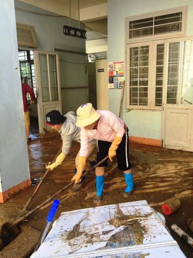 Nhiều ngày nay, hơn 30 cán bộ giáo viên trường Tiểu học Trà Leng nhiều ngày nay bắt tay vào việc dọn dẹp trường lớp.