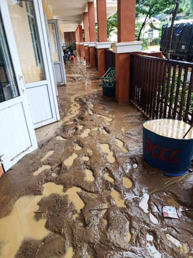 Những khối bùn đất tràn vào sân trường, lớp học và nơi ở. Bàn ghế dụng cụ mọi thứ ngổn ngang sau lũ.