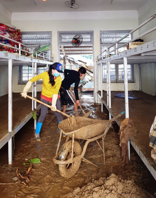 Những lớp bùn dày tấn công vào trường học sau lũ.