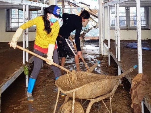 Giáo dục - du học - Thầy cô Trà Leng cạo núi bùn, dọn trường sau mưa lũ