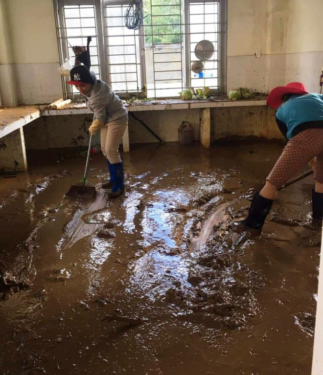 Thầy cô Trà Leng cạo núi bùn, dọn trường sau mưa lũ - 6