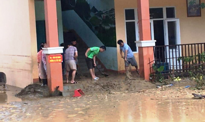 Hơn 1 tuần nay, thầy cô xuống trường lao động, dọn bùn đất, dựng tạm lại nhà vệ sinh, khu nấu ăn.