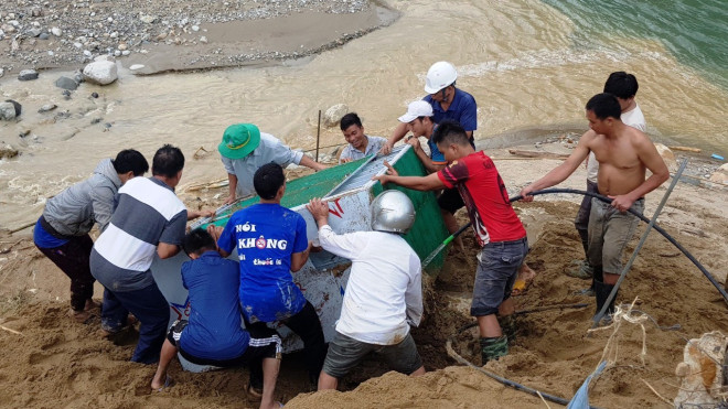 Vật dụng của nhà trường bị trôi xuống sông, các thầy cô tìm đưa về.