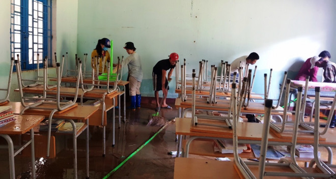 Thầy cô nỗ lực dọn dẹp để đón học sinh trở lại trường.