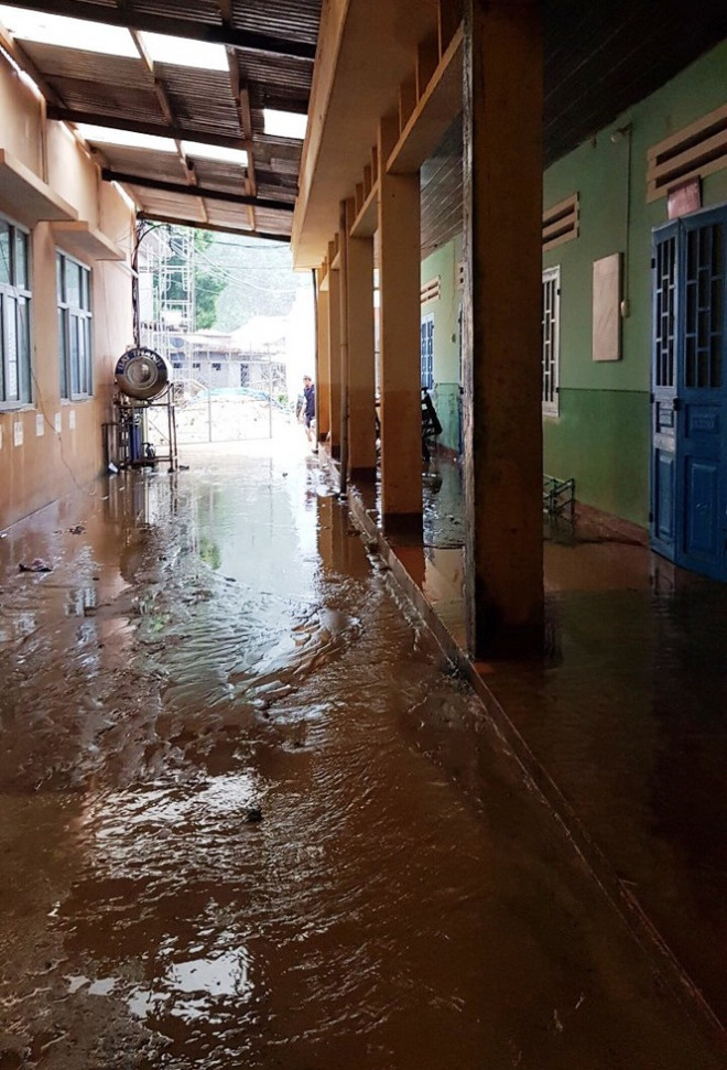 Thầy cô Trà Leng cạo núi bùn, dọn trường sau mưa lũ - 11