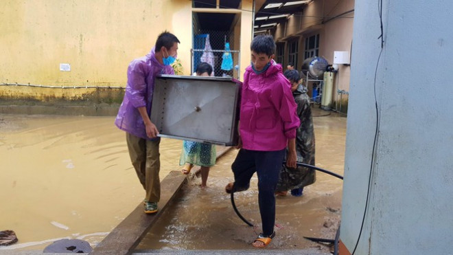 Thầy cô Trà Leng cạo núi bùn, dọn trường sau mưa lũ - 12