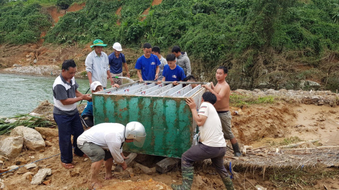 Nhiều vật dụng bị cuốn trôi..