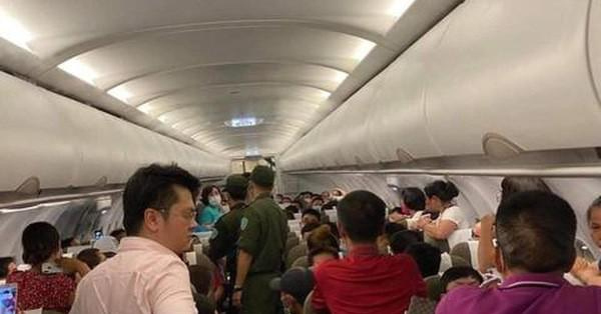 Tin tức trong ngày - Bàn giao hành khách la hét có bom trên máy bay cho đại sứ quán