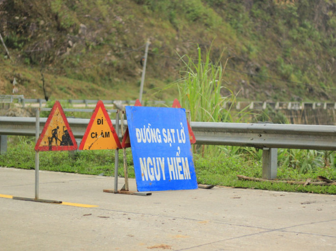 Xã Ngọc Tem cách thị trấn Măng Đen, huyện Kon Plông hơn 30km. Cơ quan chức năng đặt biển cảnh báo sạt lở trên tuyến đường Trường Sơn Đông vì tuyến đường này đang xuất hiện nhiều điểm sạt lở nguy hiểm