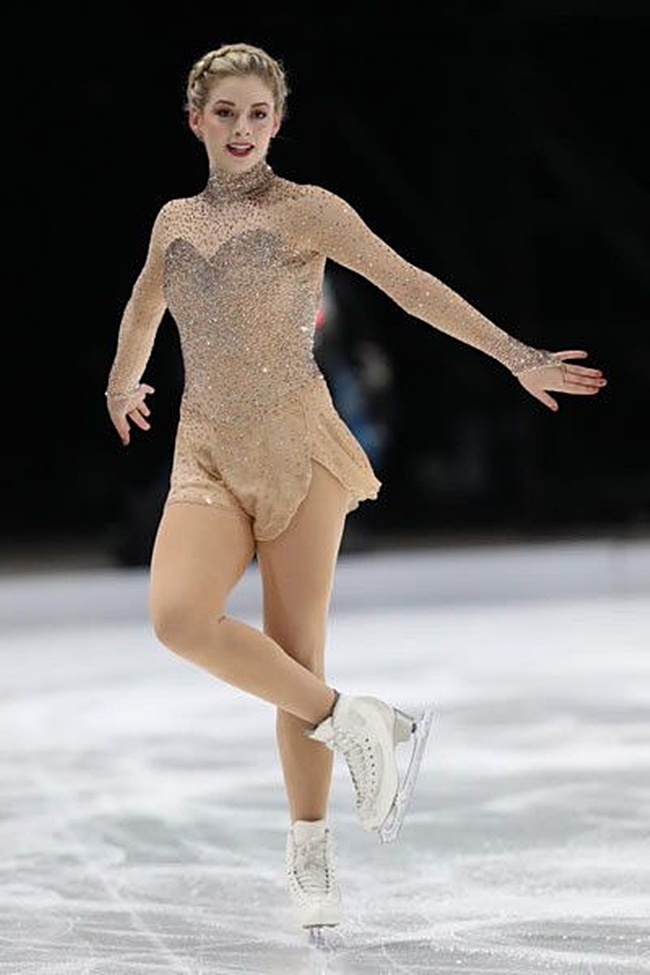 Để tuân theo quy định có phần oai oắm, không được diện hở nhưng vẫn thể hiện được nét gợi cảm, trang phục trượt băng nghệ thuật mới sử dụng màu vải nude phổ biến.
