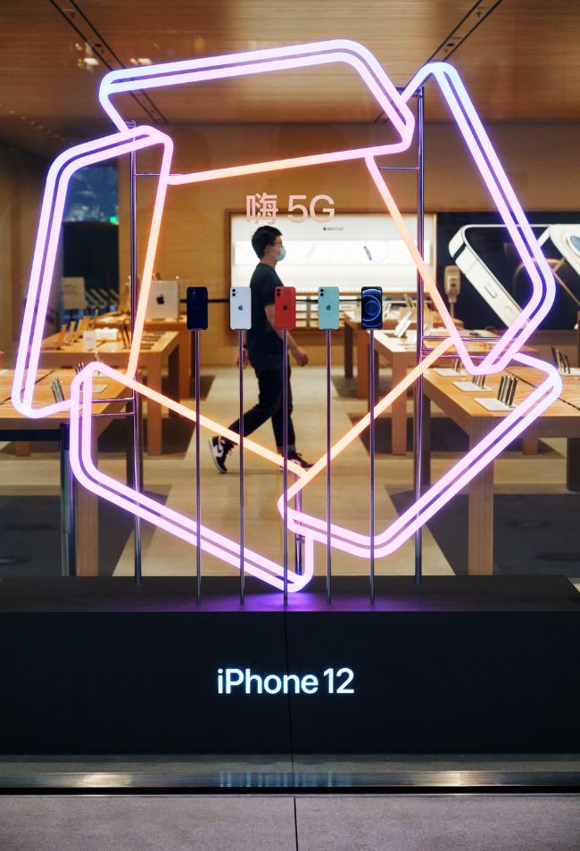 Đối với người dùng tại Việt Nam, các phiên bản VN/A của loạt iPhone 12 sẽ chính thức có mặt tại các cửa hàng từ ngày 27/11 với giá khởi điểm khoảng 20 triệu đồng.

