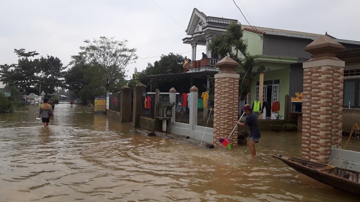Dân vùng rốn lũ Phong Điền người dọn lụt, người sửa mái nhà ứng phó bão số 13 chiều 13/11