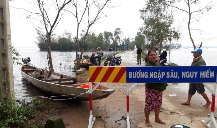 Tỉnh lộ 8C từ Phong Chương về Điền Lộc đang được dựng rào chắn phong tỏa và Công an ứng trực không cho ô tô, xe máy qua lại đầu giờ chiều 13/11