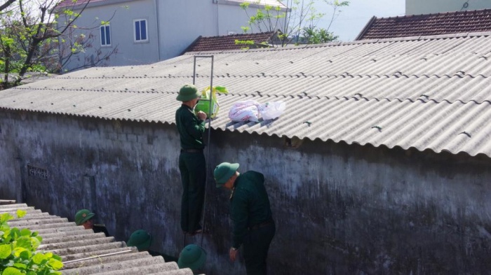 Bộ đội Biên phòng Hà Tĩnh giúp dân chằng chống nhà cửa