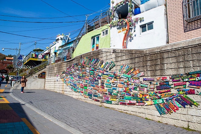 Cổng vào làng Gamcheon với một chú các khổng lồ