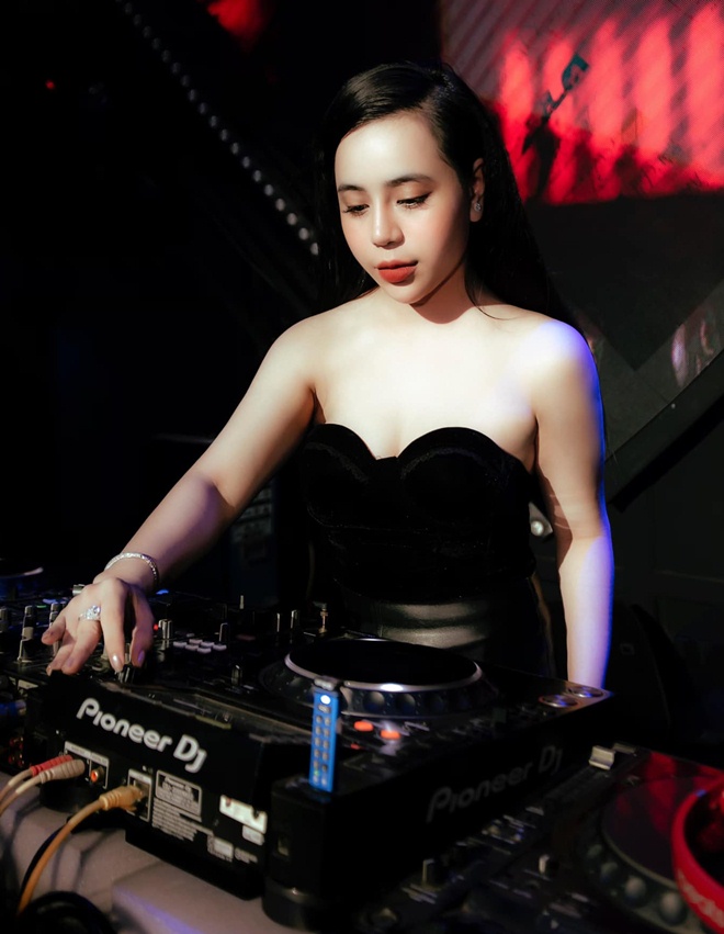 MC xổ số ngày mặc kín đáo, tối lột xác làm DJ nóng bỏng - 8