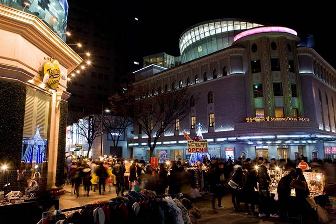 Myeongdong luôn sầm uất vào ban đêm