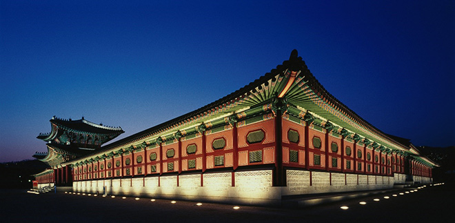 Cung điện Changdeokgung về đêm