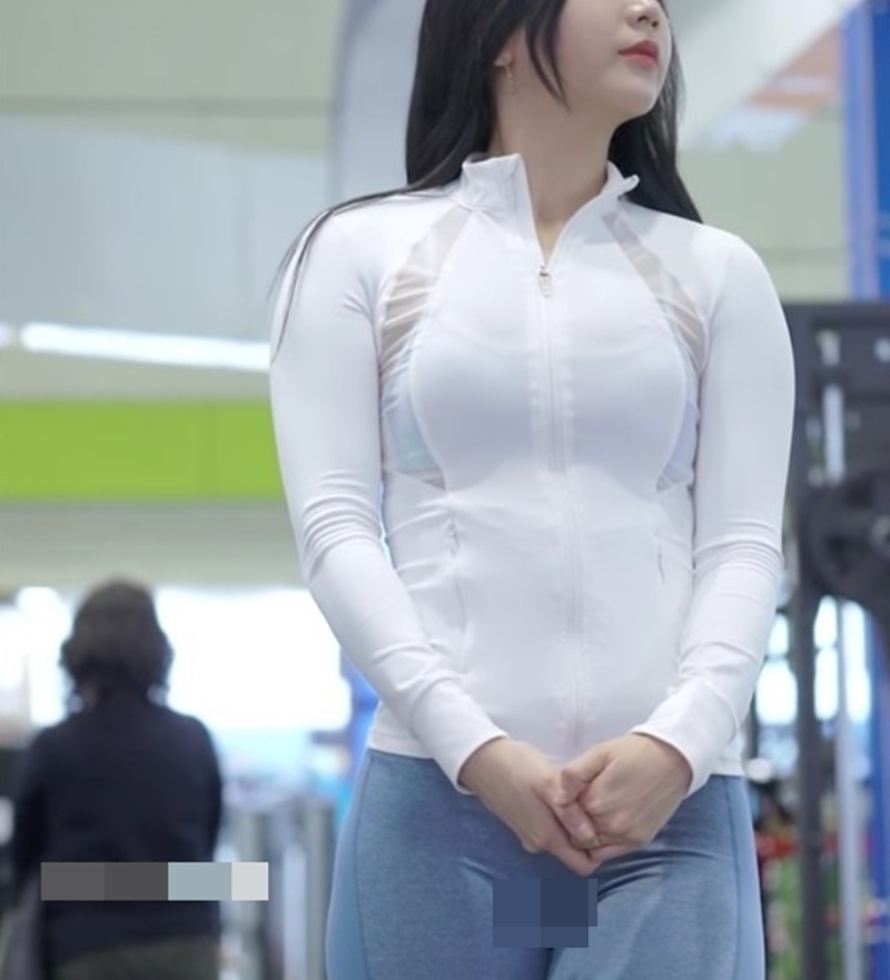 Người đẹp Hàn Quốc gây xấu hổ vì chiếc quần tập hằn vùng nhạy cảm.