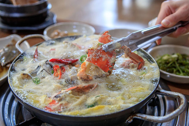 Lẩu cua xanh – một trong những món ăn đặc sản tại chợ Seocheon