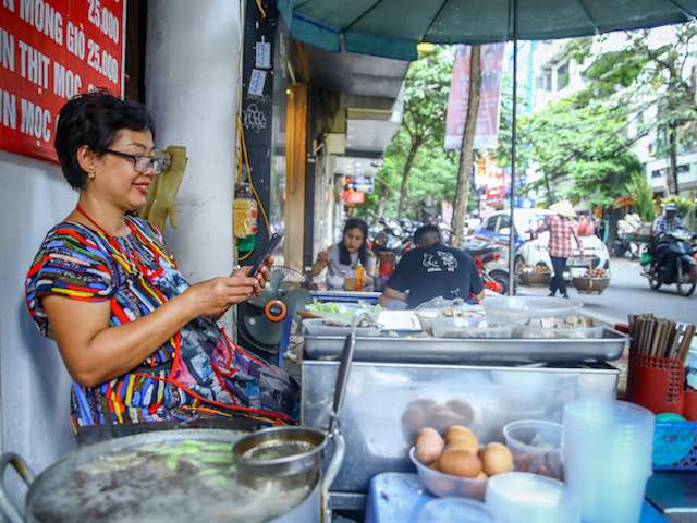 Thời trang Hi-tech - Smartphone 600.000 đồng "made in Vietnam" giúp chuyển đổi số là sản phẩm nào?