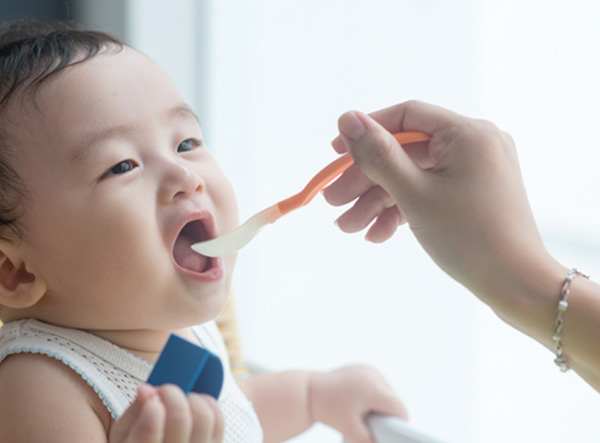 Gia đình có bé nhỏ luôn cần trang bị dụng cụ nấu bếp riêng cho bé (ảnh: internet)