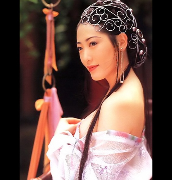 Dương Tư Mẫn (Asami Kanno) đảm nhận vai nữ chính Phan Kim Liên trong Kim Bình Mai 1996. Nhờ nhan sắc xinh đẹp, vóc dáng quyến rũ, nữ diễn viên được nhận xét là Phan Kim Liên đẹp, lẳng lơ và gợi tình nhất.
