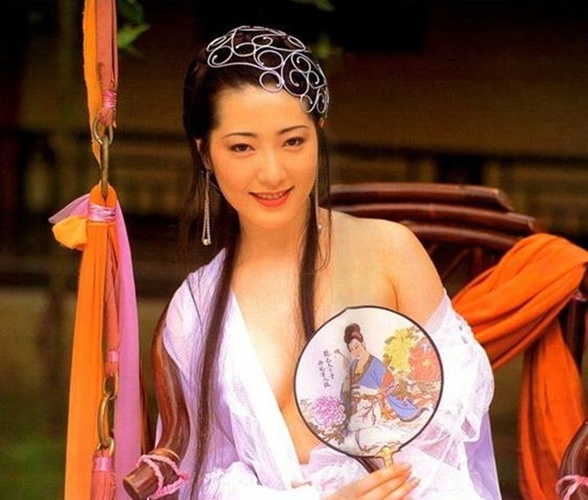 "Kim Bình Mai" 1995 được dán mác 18+, chính vì thế người đẹp đến từ xứ sở Phù Tang có nhiều cảnh quay nóng bỏng với Tây Môn Khánh, Võ Tòng và nhiều diễn viên nam trong phim.
